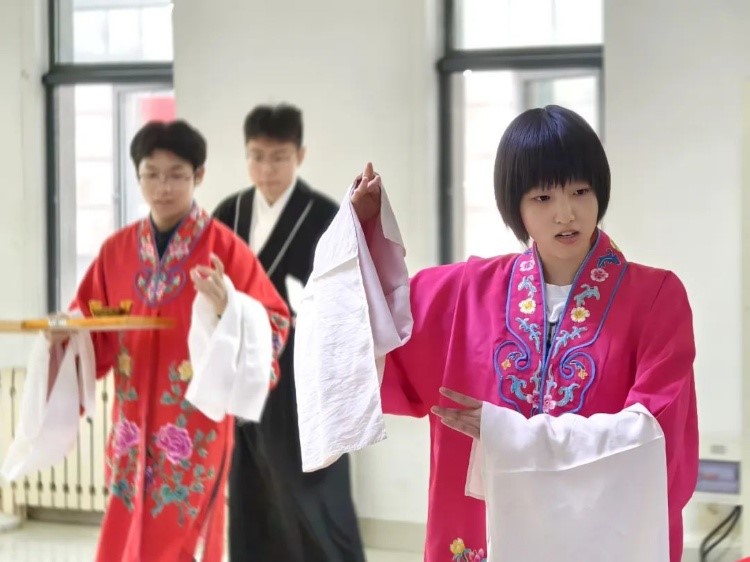 Shandong University Students Showcase Peking Opera Heritage